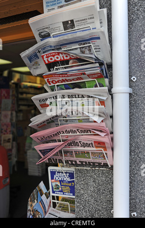 Des journaux internationaux étrangers en vente à stocker dans le célèbre quartier commerçant de Lanes de Brighton, Sussex, UK Banque D'Images