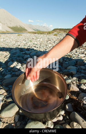 La sauvegarde du pain sur un feu de camp, mettre des petits cailloux dans un plus grand pot, grill, camping, Wind River, Territoire du Yukon, Canada, Banque D'Images