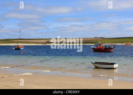 Vue sur son île Weddell à Burray avec les bateaux de pêche de Glimps Holm plage, îles Orcades, Ecosse, UK, Grande-Bretagne Banque D'Images