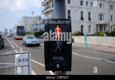 Feux de route passage pour piétons route montrant l'homme donc ne pas cross Street Brighton Seafront UK connu comme un croisement macareux Banque D'Images