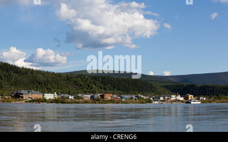 Vue sur Dawson City à partir de la rivière Yukon, Territoire du Yukon, Canada Banque D'Images