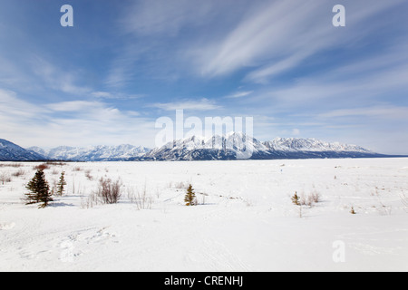 Frozen lac Kluane, Sheep Mountain, Elias, derrière, de la ville historique de Silver City, le parc national et réserve de parc Banque D'Images