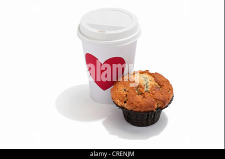 Un muffin aux bleuets et une tasse de boisson à emporter Banque D'Images