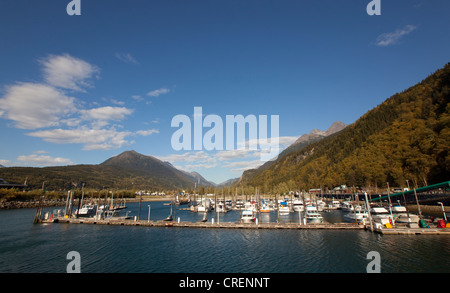 Petit bateau, port de Skagway historique derrière, côte de l'océan Pacifique, au sud-est de la White Pass, Alaska, USA Banque D'Images