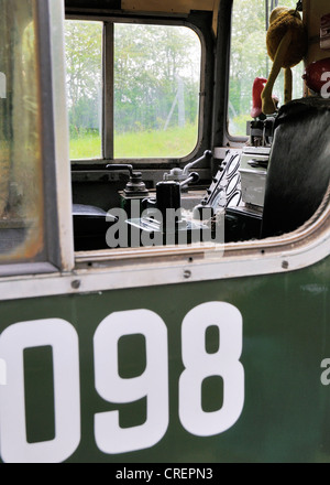 En regardant par une fenêtre ouverte d'une locomotive diesel aux commandes du train conducteur Banque D'Images