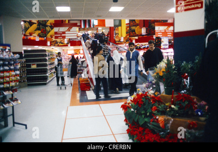 La ville de Koweït Koweït Sultan Center US Style Store Personnes Shopping in Supermarket et sur les escaliers mécaniques Banque D'Images