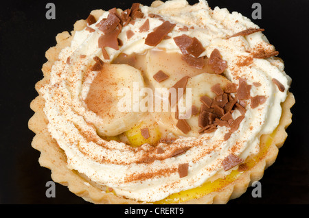 Banoffee pie close up (vue de dessus). Studio photo avec un fond noir Banque D'Images