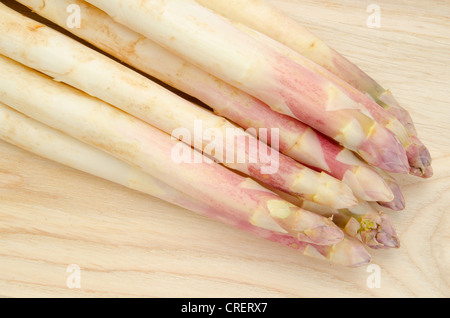 L'asperge blanche avec du violet sur planche en bois. Banque D'Images