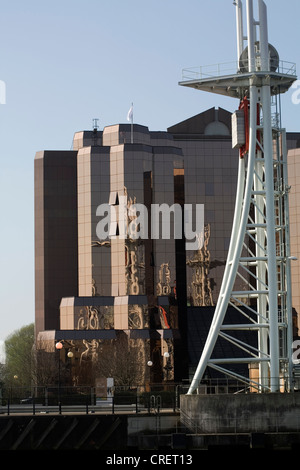 Le Lowry suspension passerelle enjambant le Manchester Ship Canal entre le Lowry Centre et Quay West Salford Quays Banque D'Images