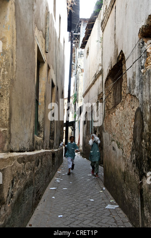 Les enfants courent dans les rues de Mombasa. Kenya, Afrique de l'Est. Banque D'Images