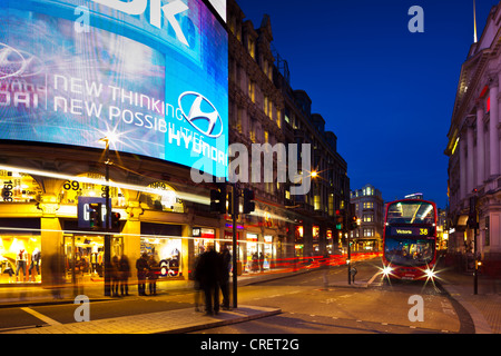 L'Angleterre, Londres, Piccadilly Circus. Piccadilly Circus, situé dans le le West End de Londres dans la ville de Westminster Banque D'Images