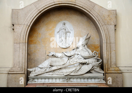 Namur, Belgique. Elle cathédrale St (1751-1768 ; le néo-classique) Monument à Joseph Dehesselle (1789-1865) évêque de Namur 1836-65 Banque D'Images