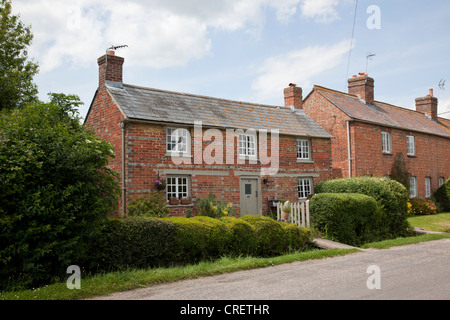 Chalets dans le village de Buscot, Nr Lechlade, Oxfordshire, Angleterre, Royaume-Uni Banque D'Images