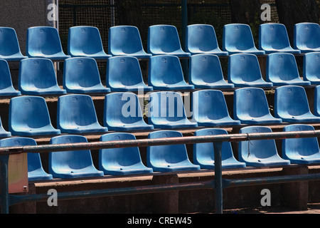 Chaises vides sur grand-stand Banque D'Images