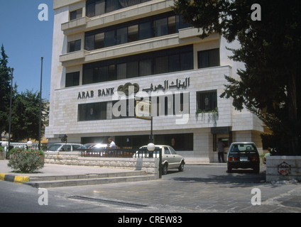 Amman Jordanie Banque Arabe extérieur à l'homme au guichet automatique Banque D'Images