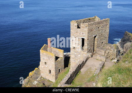 Les couronnes à la vieille maison moteur Botallack Tin MIne près de Pendeen à Cornwall, UK Banque D'Images