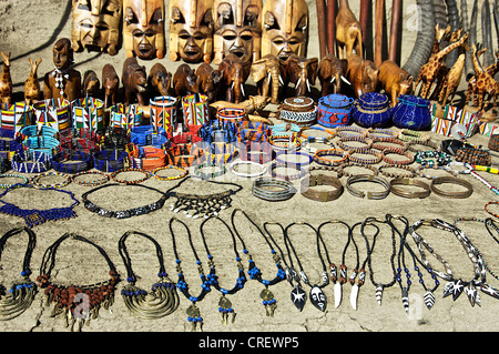 Des bracelets, des masques, des statues sur la vente. Le Masai Mara, Kenya Banque D'Images