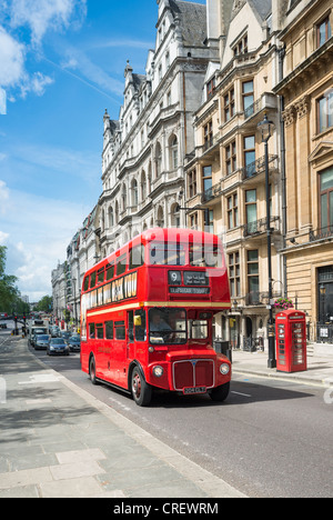 Bus Routemaster traditionnels au Piccadilly, Londres, Angleterre. Banque D'Images