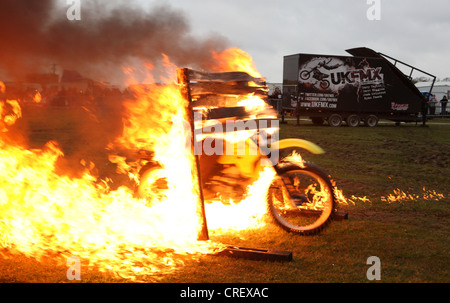 Stunt rider passer par mur de feu Banque D'Images