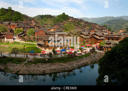Une vue panoramique sur le village Miao traditionnel en bois densément groupé de Xijiang, sur la rivière Xi, en Chine Banque D'Images