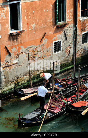 Les gondoles amarrées à Venise Banque D'Images