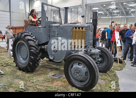 Modèle restauré de l'Ursus tracteur C-45 Banque D'Images