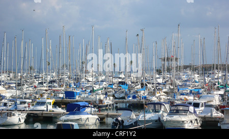 Yachts au port de Puerto Pollensa en hiver, l'Espagne, Majorque, Port Polenca Banque D'Images