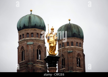 Munich Frauenkirche et Vierge Marie statue, Germany, Bavaria, Munich Banque D'Images