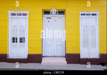 Bâtiment blanc jaune vif avec porte et volets blancs à Trinidad, Cuba. Banque D'Images