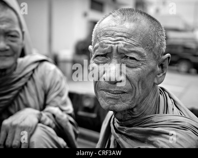 Portrait noir et blanc d'un moine âgé. Thaïlande S.E. Asie. Photographie en noir et blanc Banque D'Images