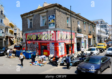 Rues d'Athènes Grèce personnes autos taxis foule de trafic Banque D'Images