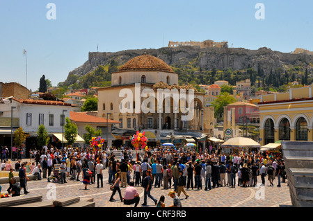 Rues d'Athènes Grèce personnes autos taxis foule de trafic Banque D'Images