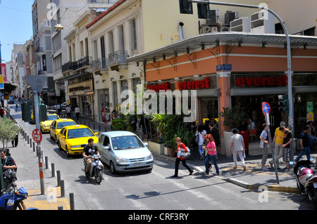 Rues d'Athènes Grèce personnes autos taxis foule de trafic Banque D'Images