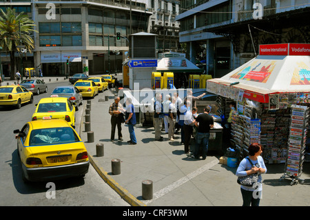 Rues d'Athènes Grèce personnes autos taxis foule de trafic Banque D'Images