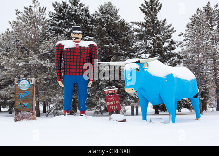 Paul Bunyan bûcheron et Babe la sculpture Blue Ox en hiver - Bemidji, au Minnesota. Banque D'Images