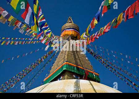 Drapeaux de prière bouddhiste tibétain voler du haut de BODHANATH STUPA, Népal, Katmandou Banque D'Images