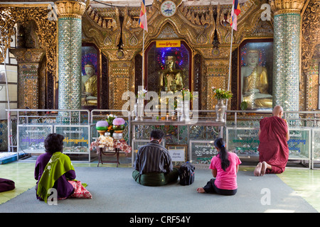 Le Myanmar, Birmanie, Yangon. La pagode Sule. D'adorateurs en Early-Morning prières. Banque D'Images