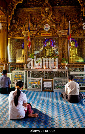 Le Myanmar, Birmanie, Yangon. La pagode Sule. Early-Morning fidèles priant à Buddha Shrine. Banque D'Images