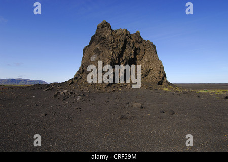 Grand rocher de basalte ou Pinnacle sur une plaine de cendre à l'est de la ville de Vik, Islande, Vik Banque D'Images