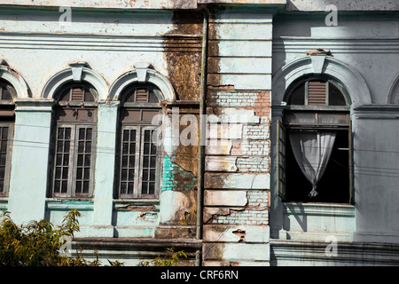 Le Myanmar, Birmanie, Yangon. La détérioration des bâtiments, les bâtiments en brique de plâtre tomber construit en époque coloniale. Banque D'Images