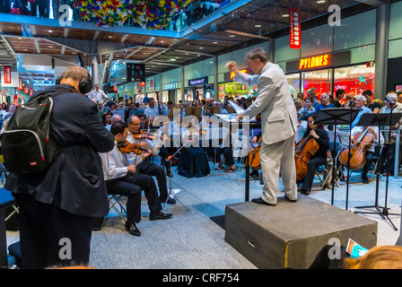 Journée mondiale de la musique, Fête, Paris, France, Orchestre symphonique se présentant dans le hall de la Gare Saint Lazare pendant la fête annuelle de la musique, scène symphonique, faire de la musique ensemble Banque D'Images