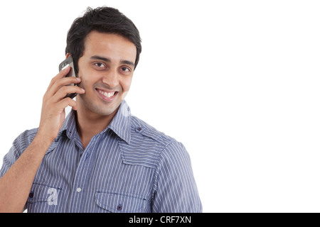 Close-up portrait of man having conversation on cell phone Banque D'Images