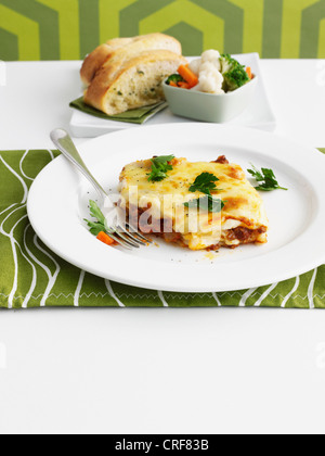 Assiette de lasagne sur la table Banque D'Images