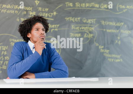 L'écoute des élèves au bureau de la classe Banque D'Images