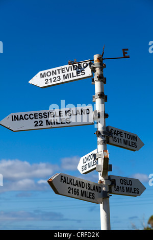 Panneau montrant miles à destination d'autres villes ou îles Tristan da Cunha Banque D'Images