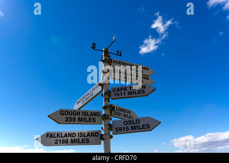 Panneau de destination, Tristan da Cunha, montrant la distance en kilomètres jusqu'à d'autres villes et îles Banque D'Images