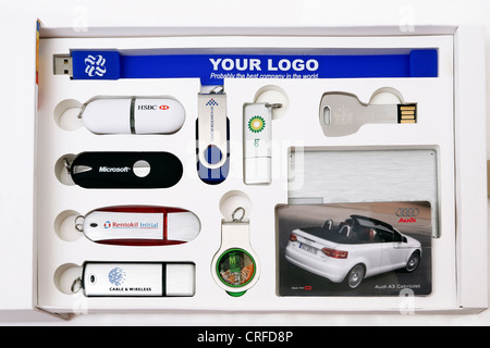 Collection de cartes mémoire et clés USB avec logos promotionnels dans un coffret promotionnel Banque D'Images