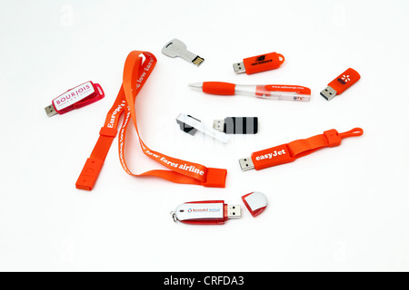 Collection de cartes mémoire, clés USB et d'un stylo avec logos promotionnels Banque D'Images
