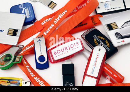 Collection de cartes mémoire et clés USB avec logos promotionnels Banque D'Images