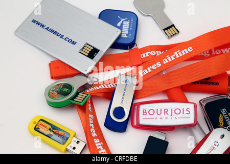 Collection de cartes mémoire, clés USB et d'un stylo avec logos promotionnels Banque D'Images